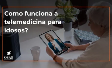 Idoso sorrindo em consulta online, simbolizando a telemedicina para idosos do Grupo OSAB, com atendimento médico seguro e acessível.