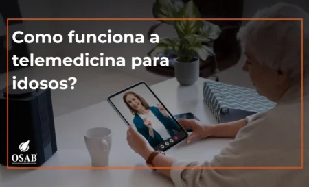 Idoso sorrindo em consulta online, simbolizando a telemedicina para idosos do Grupo OSAB, com atendimento médico seguro e acessível.