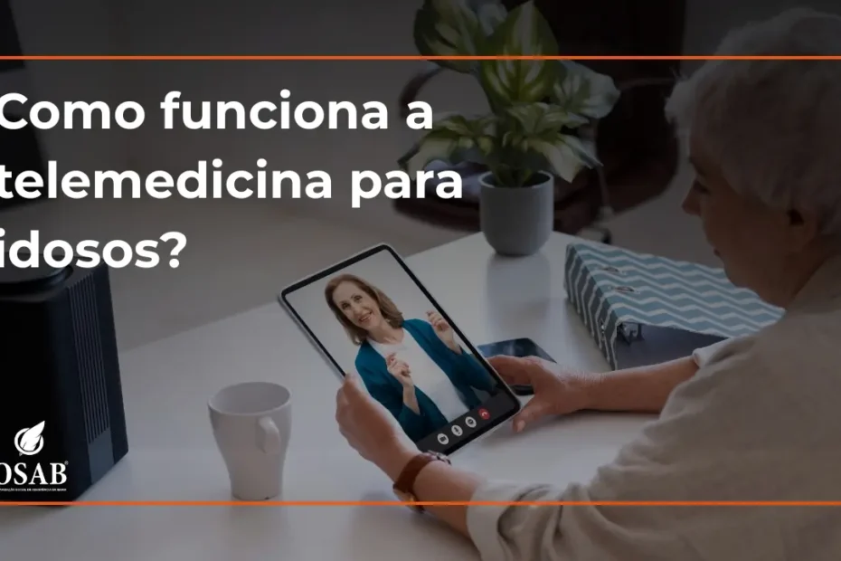 Idoso sorrindo em consulta online, simbolizando a telemedicina para idosos do Grupo OSAB, com atendimento médico seguro e acessível.