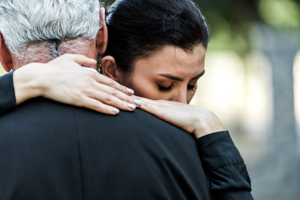 Mulher chorando após dia dos pais reflexivo, lidando com a ausência